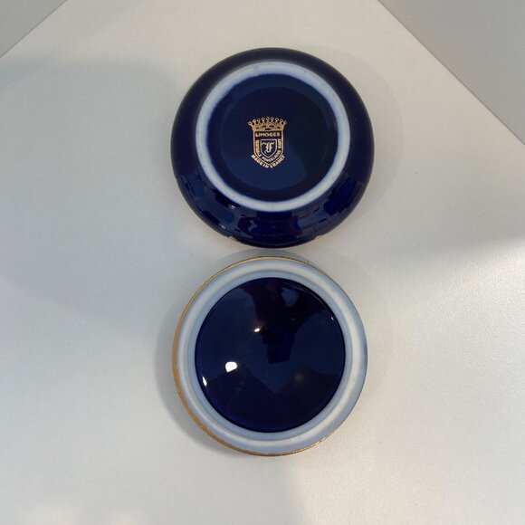 Vintage Limoges Round Porcelain Jewelry Box With Romantic Scene & Gold Detailing - Picture 13 of 16